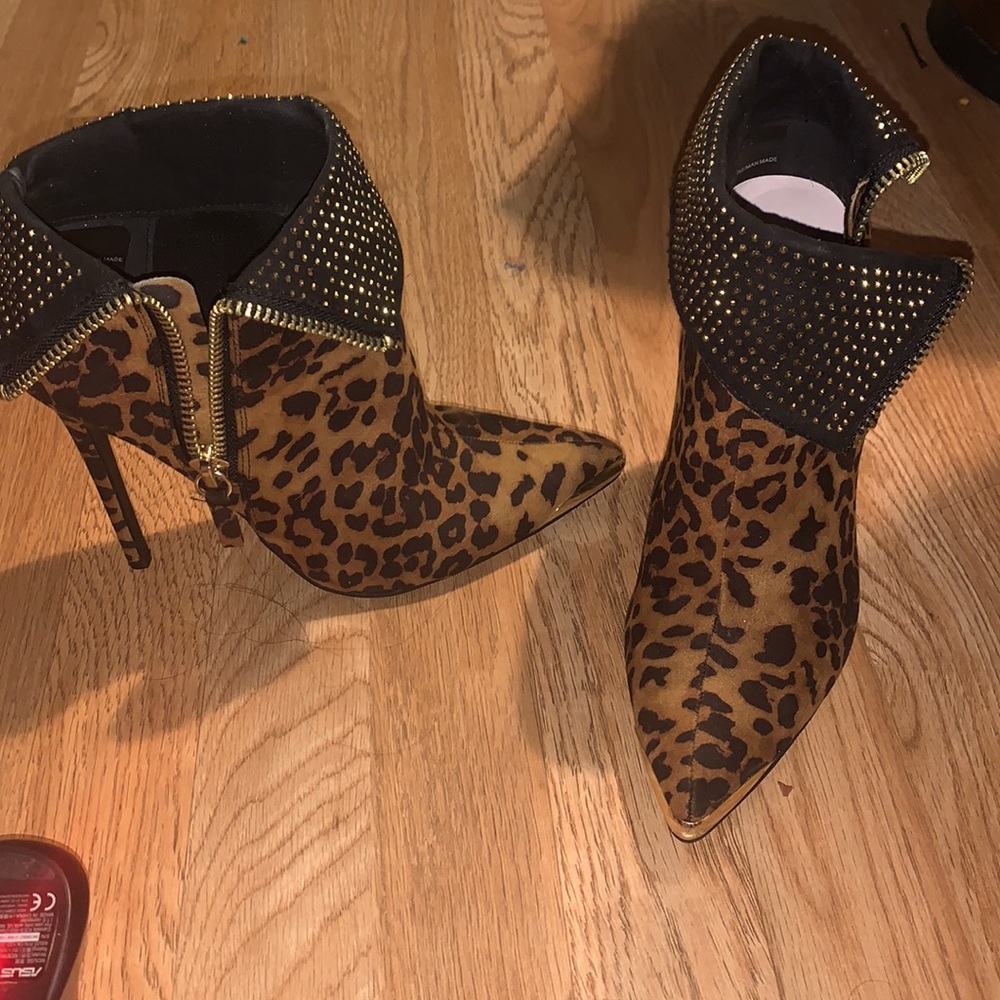Beautiful leaped print stiletto heels